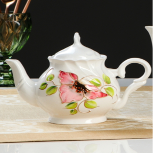 Чайник фарфоровый  с рисунком (белый)
